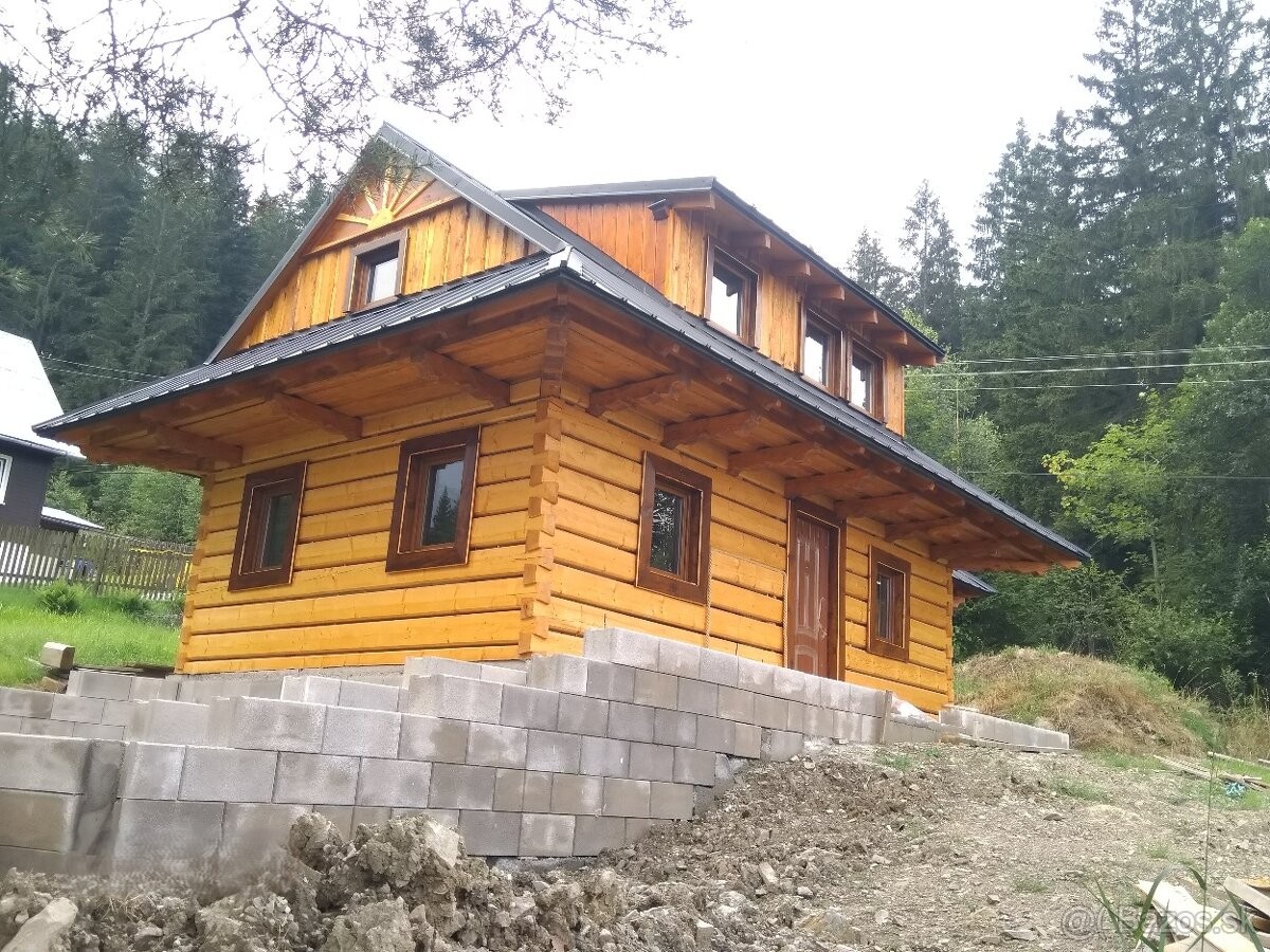 Drevená stavba drevenice počas výstavby