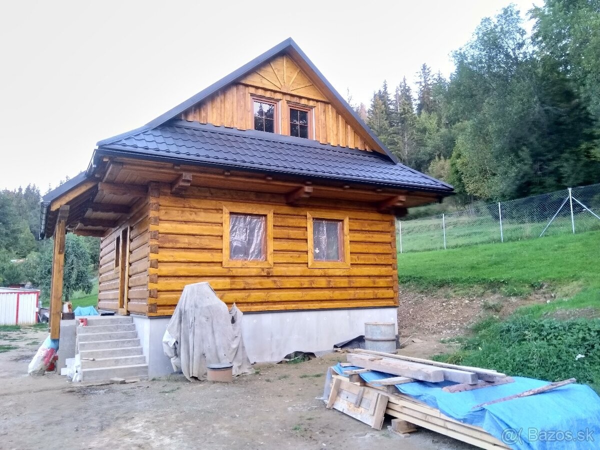 Hrubá stavba dreveného domu so základmi